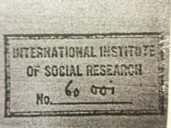 - (Institut für Sozialforschung (Frankfurt am Main)), Stempel: Name, Exemplarnummer; 'International Institute 
of Social Research
No. 60001'. 