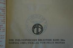 - (Hohe Schule (Halle)), Überklebt: Name, Ortsangabe, Wappen, Besitzwechsel: ungültig; 'Die Hohe Schule
(in Vorbereitung)
[...] Halle
NSDAP [...] Reichsleitung'. 