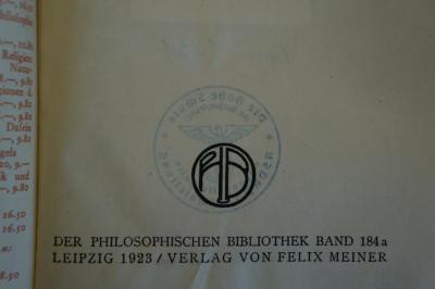 94 019489 : Moses Ben Maimon : Führer der Unschlüssigen : ins Deutsche übertragen und mit erklärenden Anmerkungen versehen I (1923);- (Hohe Schule (Halle)), Überklebt: Name, Ortsangabe, Wappen, Besitzwechsel: ungültig; 'Die Hohe Schule
(in Vorbereitung)
[...] Halle
NSDAP [...] Reichsleitung'. 