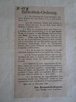  Supplément Aux Anciennes Editions Du Grand Dictionaire Historique De Mre. Louis Moreri Ou Le Mélange Curieux De L'Histoire Sacrée Et Profane  (1716);- (Johannis-Loge Alma an der Ostsee), Von Hand: Nummer; '[...].118'. ;- (Johannis-Loge Alma an der Ostsee), Etikett: Ortsangabe, Name, Datum; 'Bibliothek-Ordnung.
§ 1. Die Benutzung der Logen-Bibliothek steht jedem Mitglied der Loge Alma a. d. O., je nach seinem Grade, frei.
[...]
Kiel, den 14. November 1909.
[...]'.  (Prototyp)