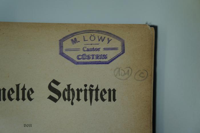 96 017373c : Gesammelte Schriften von Rabbiner Samson Raphael Hirsch, Bd. 3 (1906);- (unbekannt), Von Hand: Signatur; '101 c'. ;- (Löwy, Michael), Stempel: Name, Ortsangabe; 'M. Löwy
Cantor
Cüstrin'. 