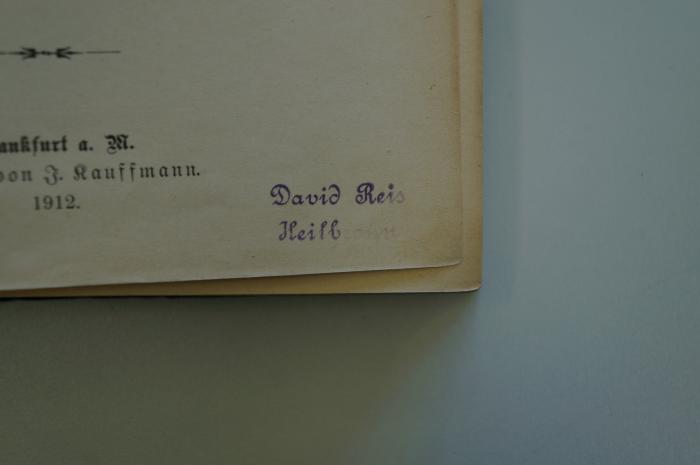 96 017373f : Gesammelte Schriften von Rabbiner Samson Raphael Hirsch, Bd. 6 (1912);- (Reis, David), Stempel: Name, Ortsangabe; 'David Reis
Heilbronn'. 