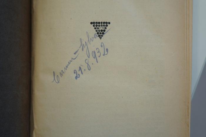 98 031130d : אידישע פאלקס געשיכטע (1927);- (Sylva, Carmen), Von Hand: Name, Datum; 'Carmen-Sylva
21.8.932'. 