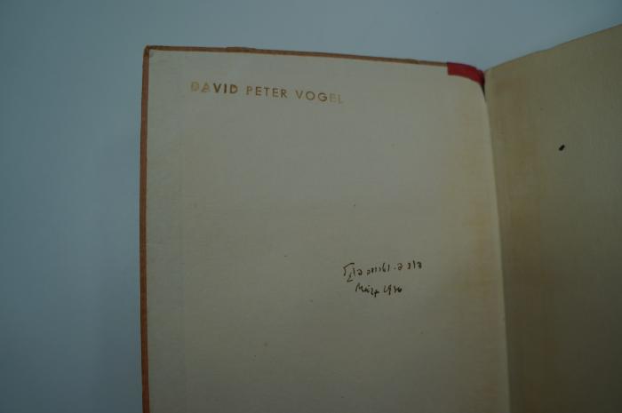 98 008822 : Arm und Reich (1936);- (Vogel, David Peter), Stempel: Name; 'David Peter Vogel'. ;- (Vogel, David Peter;Vogel, Trude), Von Hand: Autogramm, Datum; 'דוד פ. וטרודה פוגל
März 1936'. 