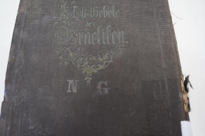 98 008843g : Gebete für den 1. und 2. Tag des Peßach-Festes (1857);- (N. G. ), Prägung: Monogramm; 'N G'. 