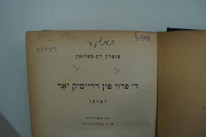 98 031258 : די פרוי פון דרייסיק יאר (1931);- (unbekannt), Von Hand: Signatur; 'E 19098
489319'. ;- (unbekannt), Von Hand: Datum; '31.12.1974'. 