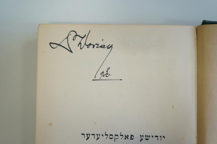 98 032900 : יודישע פאלקסליעדער מיט צעלאדען (1912);- (Woriack, D.), Von Hand: Autogramm; 'D. Woriack 
(1)930'. 
