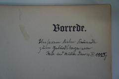 - (Izia;Mulia), Von Hand: Name, Datum, Widmung; 'Unserem lieben Freunde 
zum Geburtstage von 
Izia und Mulia den 16. IV. 1925j.'. 