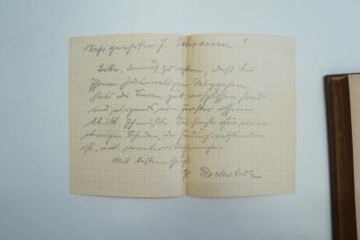 02A.009262 : Jahrbuch für jüdische Geschichte und Literatur (1901);- (Schramm, J.;Rockstroh, R.), Papier: Name, Notiz; 'Sehr geehrter J. Schramm!
Bitte, dermit zu [...]en, daß bei Ihrem jedesmaligen Se[...]chen stets die Türen gut verschlossen sind und [...]grund ein Fenster offen bleibt. Ich müßte Sie sonst für einen etwaigen Schaden, der hierdurch entstanden ist, evtl. verantwortlich machen.
Mit bestem Gruß
R. Rockstroh'. 