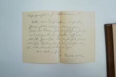 - (Schramm, J.;Rockstroh, R.), Papier: Name, Notiz; 'Sehr geehrter J. Schramm!
Bitte, dermit zu [...]en, daß bei Ihrem jedesmaligen Se[...]chen stets die Türen gut verschlossen sind und [...]grund ein Fenster offen bleibt. Ich müßte Sie sonst für einen etwaigen Schaden, der hierdurch entstanden ist, evtl. verantwortlich machen.
Mit bestem Gruß
R. Rockstroh'. 