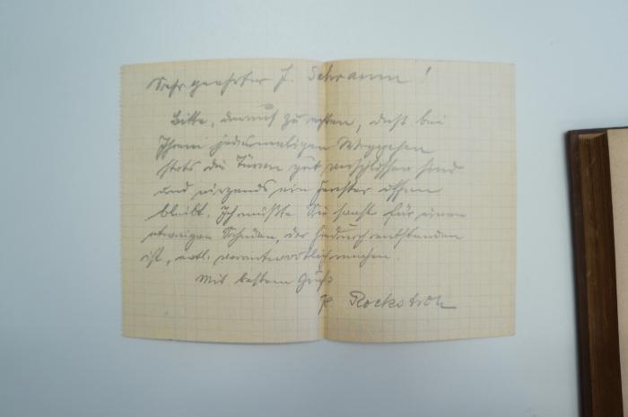02A.009262 : Jahrbuch für jüdische Geschichte und Literatur (1901);- (Schramm, J.;Rockstroh, R.), Papier: Name, Notiz; 'Sehr geehrter J. Schramm!
Bitte, dermit zu [...]en, daß bei Ihrem jedesmaligen Se[...]chen stets die Türen gut verschlossen sind und [...]grund ein Fenster offen bleibt. Ich müßte Sie sonst für einen etwaigen Schaden, der hierdurch entstanden ist, evtl. verantwortlich machen.
Mit bestem Gruß
R. Rockstroh'. 