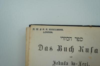 02A.002975 : ספר הכוזרי = Das Buch Kusari des Jehuda ha-Levi nach dem hebräischen Texte des Jehuda Ibn-Tibbon (1922);- (Kugelmann, H.W.;Kugelmann, R.R.), Stempel: Name, Ortsangabe; 'H.W. &amp; R.R. Kugelmann.
London'. 