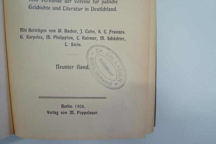 02A.009264 : Jahrbuch für jüdische Geschichte und Literatur (1906);- (Lauer, Chaim), Stempel: Name, Ortsangabe; 'Dr. Ch. Lauer
Rabbiner
Biel (Schweiz)
'. 