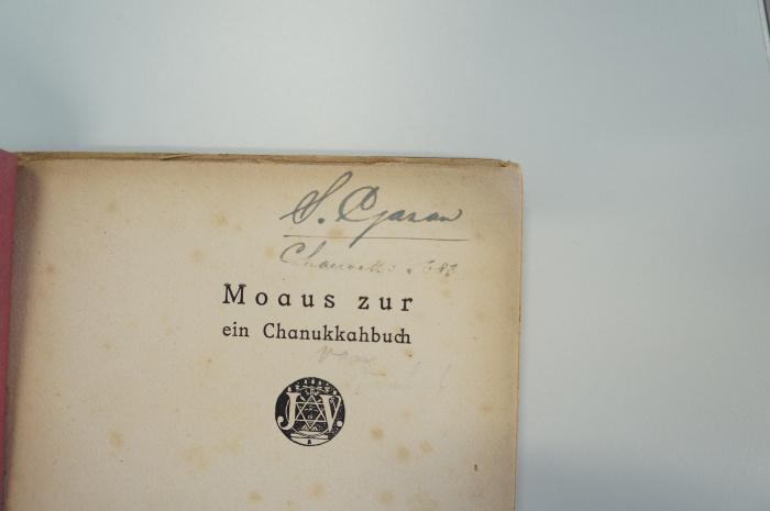 02A.002202 : Moaus zur : ein Chanukkahbuch (1918);- (Gasan, S.), Von Hand: Autogramm, Datum; 'S. Gasan
Chanukka 5683'. ;- (Riedel), Von Hand: Name; 'von Riedel'. 