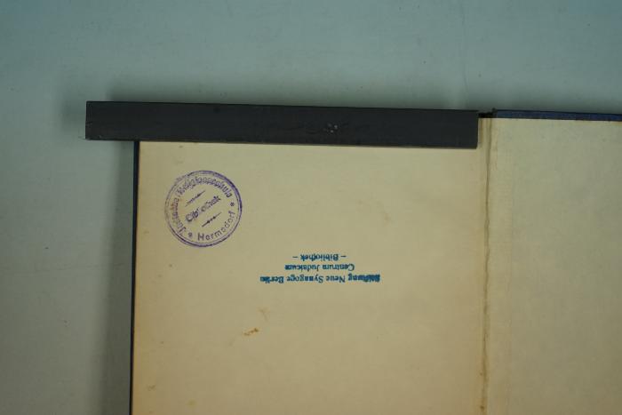 - (Jüdische Religionsschule Hermsdorf, Bibliothek), Stempel: Name, Ortsangabe; 'Jüdische Religionsschule Hermsdorf
Bibliothek'.  (Prototyp)