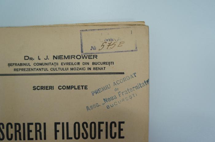 02A.014587 : Scrieri Filosofice (1919);- (Asociația Noua Fraternitate), Stempel: Name, Ortsangabe; 'Premiu Acordat de Asoc. "Noua Fraternitate"
București'. ;- (unbekannt), Stempel: Name, Signatur; '[...]
"Civiina"
No 575E'. 