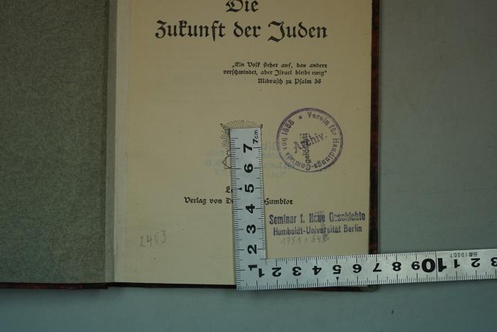 - (Humboldt-Universität zu Berlin), Stempel: Ortsangabe, Inventar-/ Zugangsnummer, Name; 'Seminar f. Neue Geschichte
Humboldt-Universität Berlin
-gelöscht-
1951:548
2403'. 