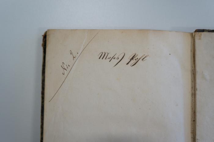 02A.017952 :  אוצר השרשים כולל שרשי הלשון העברית = Hebräisch-deutsches und deutsch-hebräisches Wörterbuch über das alte Testament (1863);- (Pohl, Moses), Von Hand: Exemplarnummer, Autogramm; 'Nr. 2
Moses Pohl'. 