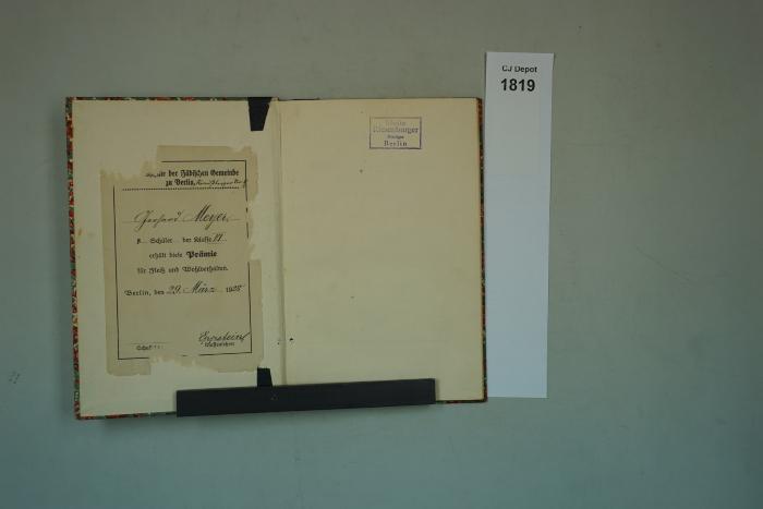 - (Eppstein, Elias;Meyer, Gerhard), Etikett: Autogramm, Name, Ortsangabe, Datum; '[V. Religion]sschule der Jüdischen Gemeinde zu Berlin Straussberger Str. 8/9
Gerhard Meyer, Schüler, der Klasse VI erhält diese Prämie für Fleiß und Wohlverhalten. Berlin, den 29. März 1928
Eppstein, Klassenlehrer'. 