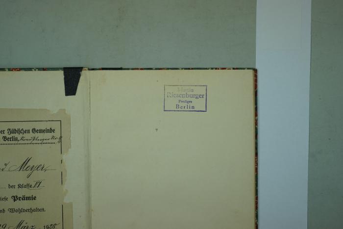 - (Riesenburger, Martin), Stempel: Name, Berufsangabe/Titel/Branche, Ortsangabe; 'Martin Riesenburger
Prediger
Berlin'.  (Prototyp)