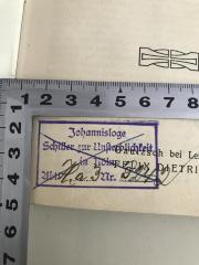 - (Johannis-Loge Schiller zur Unsterblichkeit in Cöln), Stempel: Name, Ortsangabe, Nummer; 'Johannisloge Schiller zur Unsterblichkeit in Köln Abt. Ha3 Nr. 3242'. 