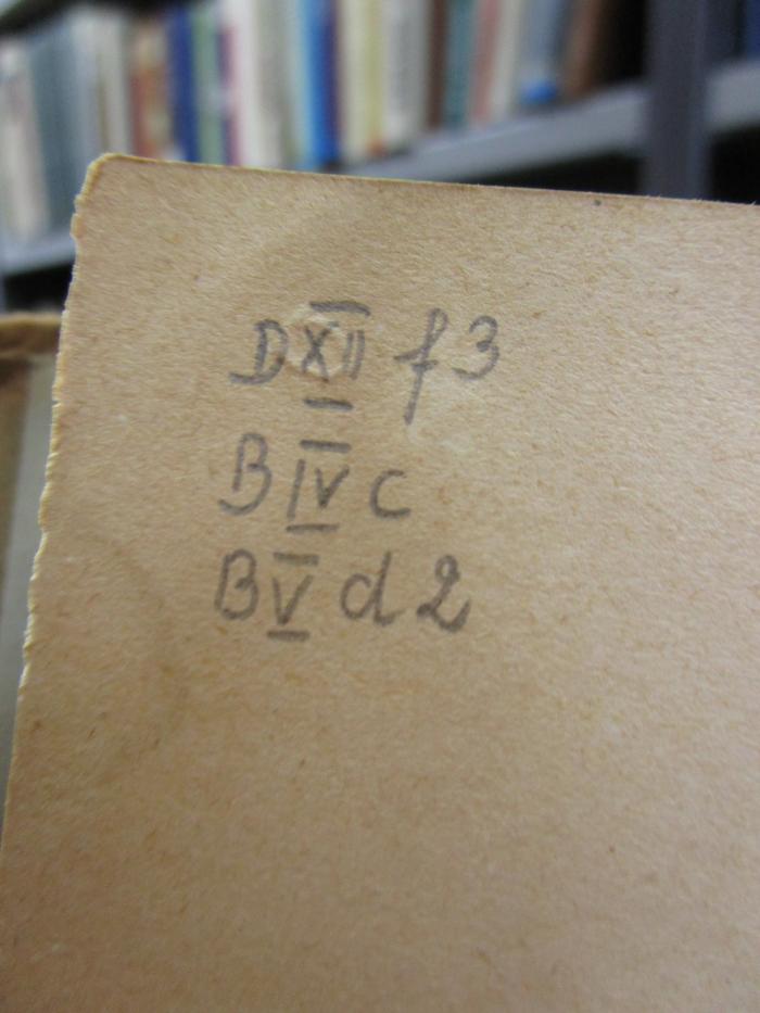 Hn 26: Grundzüge der Metaphysik der Erkenntnis (1921);- (unbekannt), Von Hand: Signatur, Inventar-/ Zugangsnummer, Nummer; 'D XII f3
B IV c
B V d2'. 