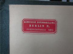 - (Märkische Buchhandlung (Berlin)), Etikett: Buchhändler, Name, Ortsangabe; 'Märkische Buchhandlung Berlin N. Friedrichstrasse 131c'.  (Prototyp)