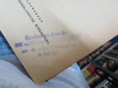 - (Unie van Hand-en Geestesarbeiders), Stempel: Name, Besitzwechsel; 'Geschonken door de Unie van Hand-en Geestesarbeiders aan de arbeidskameraden in het Rijk'.  (Prototyp)
