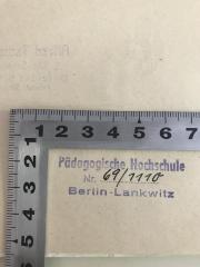 - (Pädagogische Hochschule Berlin), Stempel: Name, Berufsangabe/Titel/Branche, Signatur; 'Pädagogische Hochschule Berlin-Lankwitz
Nr. '.  (Prototyp)