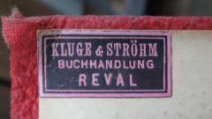 - (Kluge &amp; Ströhm (Reval)), Etikett: Name, Buchhändler, Ortsangabe; 'Kluge &amp; Ströhm
Buchhandlung
Reval'.  (Prototyp)