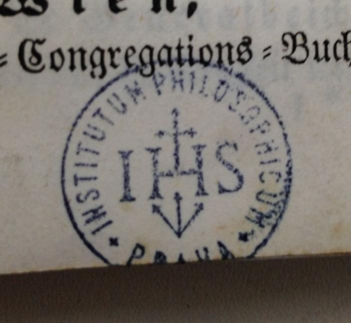 - (Filosofický Ústav (Prag)), Stempel: Name, Ortsangabe, Initiale, Abbildung; 'Institutum Philosophicum Praha
IHS'.  (Prototyp)