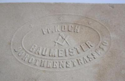 - (Koch, Friedrich), Prägung: Name, Berufsangabe/Titel/Branche, Ortsangabe; 'Fr. Koch
Baumeister
Dorotheenstrasse 30'.  (Prototyp)