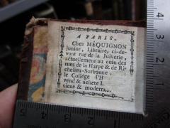- (Mêquignon junior), Etikett: Buchhändler; 'A Paris,
Chez MÊQUIGNON
junior, Libraire, ci-de-
vant rue de la Juiverie,
actuellement au coin des 
rues de la Harpe &amp; de Ri-
chelieu-Sorbonne, [?]
le Collége d'H[?]
vend &amp; achete L[?]
ciens &amp; modernes.'. 