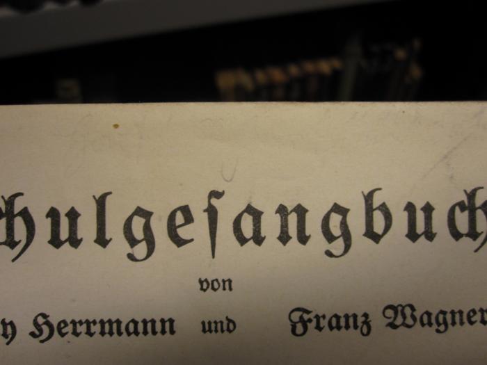 Pe 1425 1935 1: Schulgesangbuch (1935);51 / 5292 (Scharheim[?], Horst), Von Hand: Autogramm; 'H[...] S[...]'. 