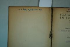 - (Jüdische Gemeinde zu Berlin), Von Hand: Ortsangabe, Name; 'Aus der Bücherei d. Jüd. Gemeinde Berlin'. 