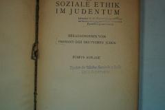 - (Lehranstalt für die Wissenschaft des Judenthums), Durchgestrichen: Ortsangabe, Name; 'Lehranstakt für die Wissenschaft des Judentums der Reichsvereinigung der Juden in Deutschland
Forschungsabteilung'. 