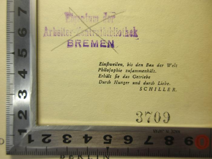 - (Arbeiter-Zentralbibliothek Bremen), Stempel: Name, Ortsangabe; 'Arbeiter-Zentralbibliothek
Bremen
Volkshaus, Nordstr. 45/47
Filiale
Gröpelingen                                   3709'. 