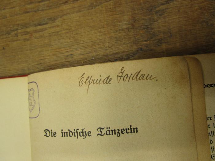 Cm 8196: Die indische Tänzerin : Roman (1914);- (Jordan, Elfriede), Von Hand: Autogramm, Name; 'Elfriede Jordan.'. 