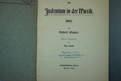 - (Scheda, [Karl]), Stempel: Name, Ortsangabe; 'Syndikus Scheda
Charlottenburg 4, Giesebrechtstr. 14
Frf. Berlin, Bismarck 6833'. 