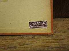 - (Buchhandlung Paul Beyer), Etikett: Buchhändler, Name, Ortsangabe; 'Paul Beyer's Buchhandlung Leipzig, Harkortstr. 8'.  (Prototyp)