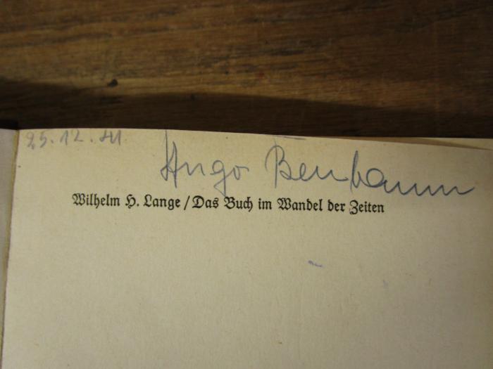 Oe 52: Das Buch im Wandel der Zeiten ([1941]);- (Benkamm[?], Hugo), Von Hand: Autogramm, Datum, Name; '25.12.41 Hugo Benkamm'. 