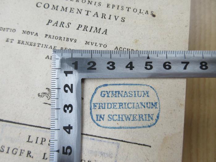 Rara 4312 : Commentarius in M. Tullii Ciceronis Epistolas ad diversos (1780);- (Gymnasium Fridericianum in Schwerin), Stempel: Name, Ortsangabe; 'Gymnasium Fridericianum in Schwerin'. 