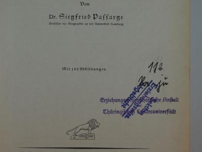 - (Thüringische Landesuniversität, Erziehungswissenschaftliche Anstalt), Stempel: Ortsangabe, Signatur, Notiz; 'Erziehungswissenschaftliche Anstalt der Thüringischen Landesuniversität; 11 b Pu ju; Sektion Erziehungswiss. abgebucht '. 