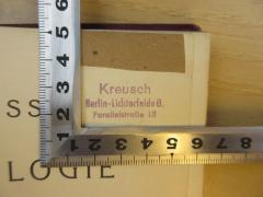- (Kreusch), Stempel: Name, Ortsangabe; 'Kreusch
Berlin-Lichterfelde O.
Parallelstraße 18'. 