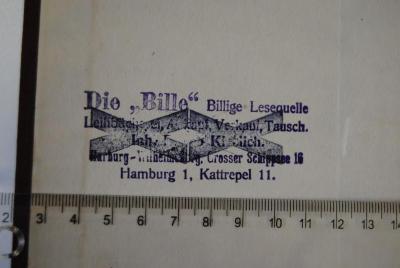 - (Buchhandlung Die Bille), Stempel: Name, Buchhändler, Ortsangabe; 'Die "Bille" Billige Lesequelle Leihbücherei, Ankauf, Verkauf, Tausch. Inh. Bruno Kieslich. Harburg-Wilhelmsburg, Grosser Schippsee 16, Hamburg 1, Kattrepel 11.'. 