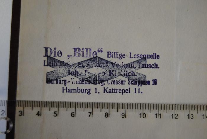 - (Buchhandlung Die Bille), Stempel: Name, Buchhändler, Ortsangabe; 'Die "Bille" Billige Lesequelle Leihbücherei, Ankauf, Verkauf, Tausch. Inh. Bruno Kieslich. Harburg-Wilhelmsburg, Grosser Schippsee 16, Hamburg 1, Kattrepel 11.'. 