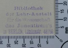 - (Hochschule für die Wissenschaft des Judentums;Lehranstalt für die Wissenschaft des Judenthums;Bibliothek der Hochschule für die Wissenschaft des Judenthums), Stempel: Name; 'Bibliothek
der Lehr-Anstalt 
für die Wissenschaft
des Judenthum's
in BERLIN, Lindenstr. 48/50'. 