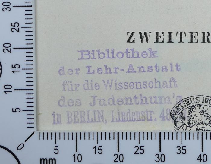 - (Hochschule für die Wissenschaft des Judentums;Bibliothek der Lehranstalt für die Wissenschaft des Judenthums;Lehranstalt für die Wissenschaft des Judenthums), Stempel: Name, Exlibris; 'Bibliothek
der Lehr-Anstalt
für die Wissenschaft
des Judenthum's 
in BERLIN, Lindenstr. 48/50'. 