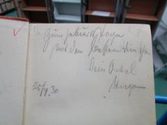 - (unbekannt;[?], Hugo), Von Hand: Widmung, Datum, Name; 'Zum Geburtstage mit den besten Wünschen
Dein Onkel Hugo
25/4.30'. 