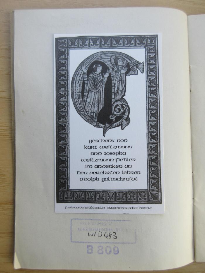 W/Ü 483 : Führer durch die Gemälde- etc. Sammlung des Städtischen Bose - Museums zu Kassel (1899);- (Weitzmann, Kurt;Weitzmann-Fiedler, Josepha;Goldschmidt, Adolph), Etikett: Widmung; 'Geschenk von Kurt Weitzmann und Josepha Weitzmann-Fiedler im Andenken an den verehrten Lehrer Adolph Goldschmidt
Freie Universität Berlin - Kunsthistorisches Institut'.  (Prototyp)